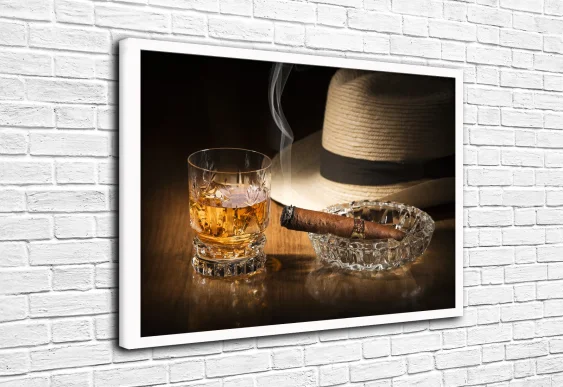 🥃 Poster cu whisky, trabuc și pălărie – tablou cu ramă albă