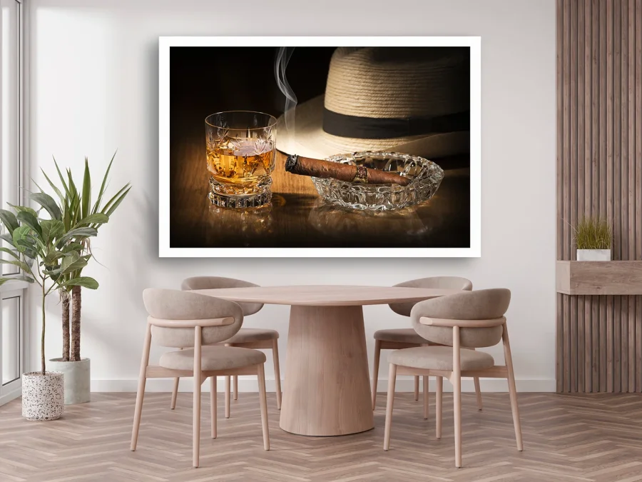 🥃 Poster cu whisky, trabuc și pălărie – tablou cu ramă albă