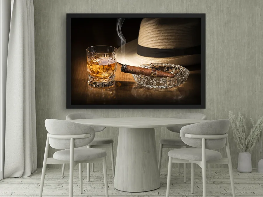 🥃 Poster cu whisky, trabuc și pălărie – tablou cu ramă albă
