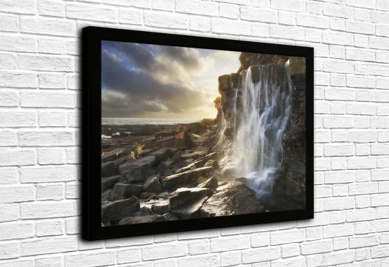 🌊 Cascadă puternică lângă stânci în ramă albă