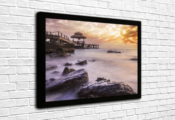 🌅 Морской пирс и скалы на закате в чёрной раме