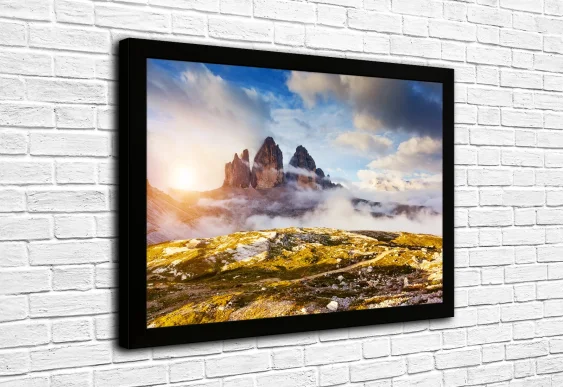 ⛰️ Картина «Скалы в облаках на рассвете в горах»