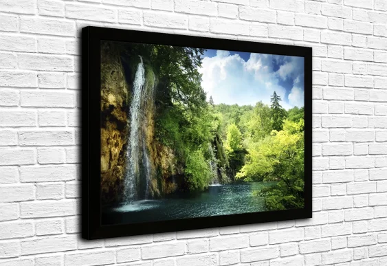 🌊 Cascadă puternică lângă stânci în ramă albă