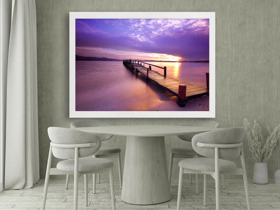 🌅 Ponton la apus pe apă liniștită în ramă albă