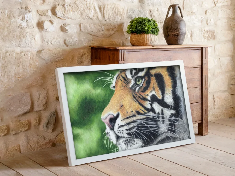 🐅 Portret de tigru pe fundal verde în ramă neagră