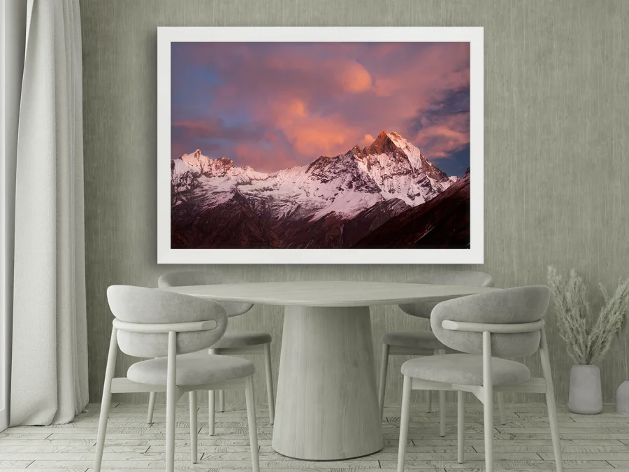 🏔️ Munți înzăpeziți la apus în ramă neagră