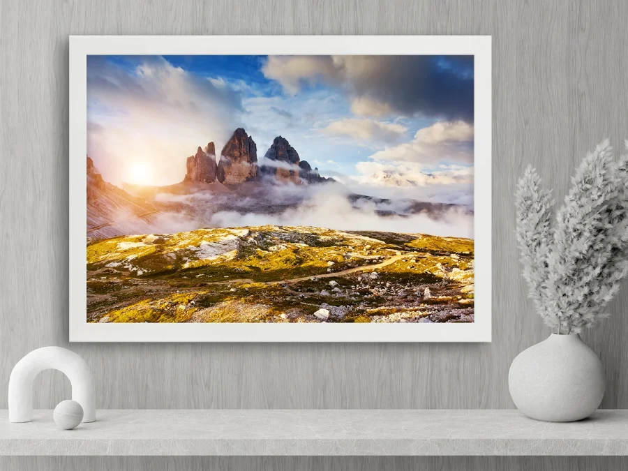 ⛰️ Картина «Скалы в облаках на рассвете в горах»