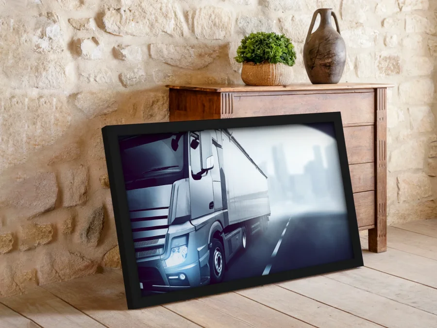 🚛 Camion pe drum în ceață în ramă