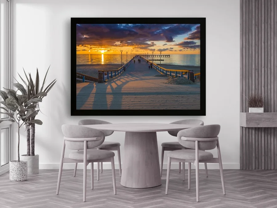 🌅 Ponton spre mare la apus cu reflexii în apă