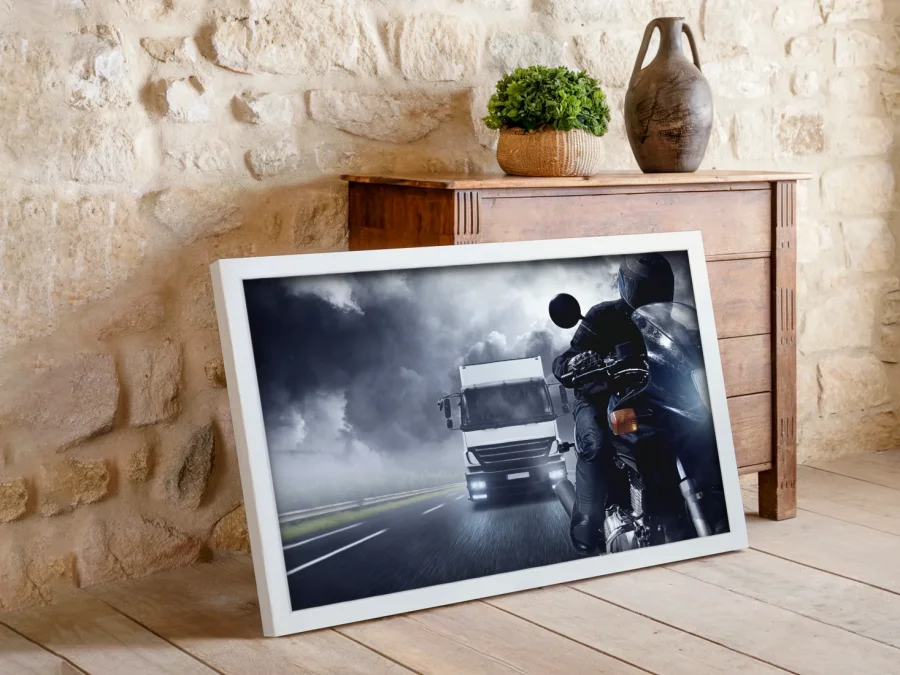 🏍️ Motocicletă și camion pe drum în ramă