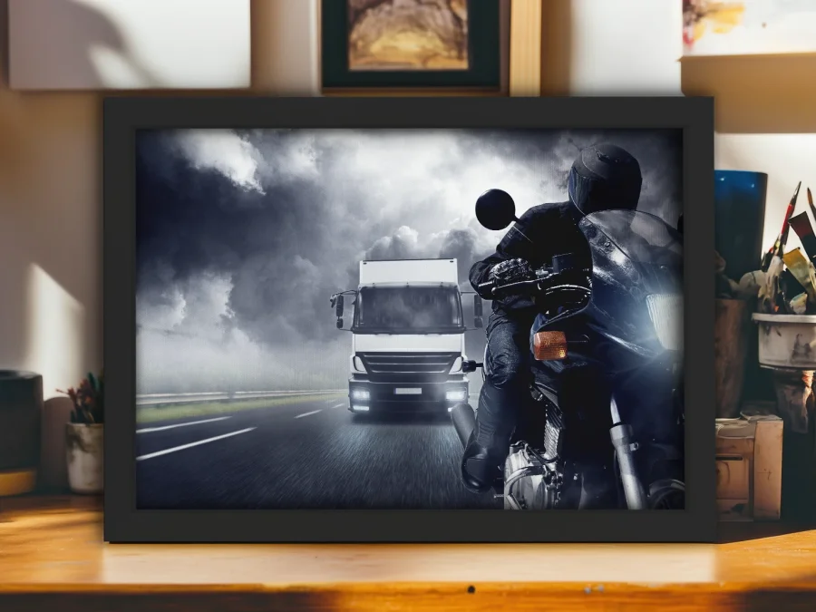 🏍️ Motocicletă și camion pe drum în ramă