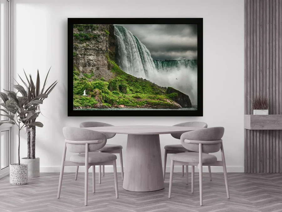 🌊 Cascadă puternică lângă stânci în ramă albă