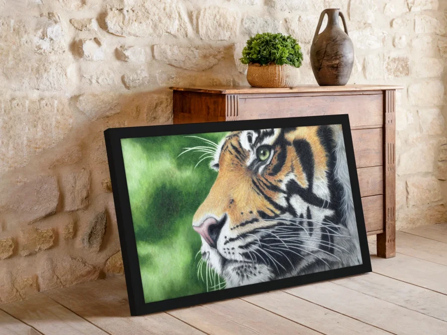 🐅 Portret de tigru pe fundal verde în ramă neagră
