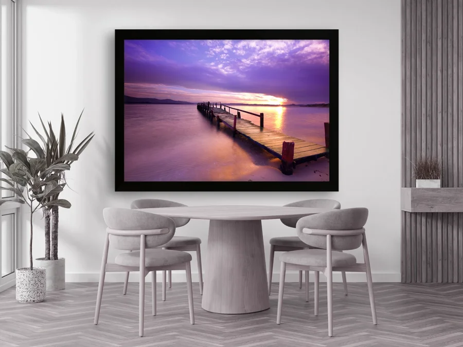 🌅 Ponton la apus pe apă liniștită în ramă albă