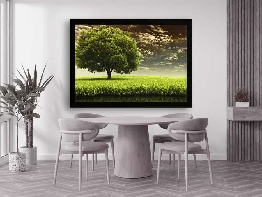 🌳 Одинокое дерево на зелёном поле в белой раме