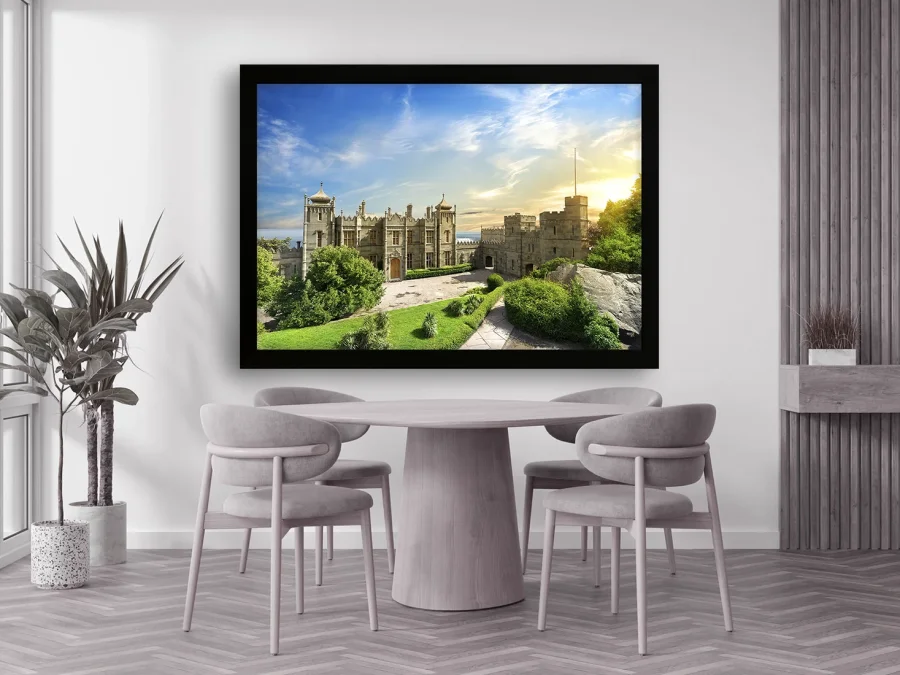 🏰 Castel vechi cu turnuri și grădină la soare