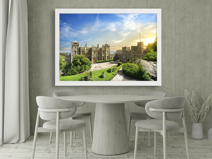 🏰 Castel vechi cu turnuri și grădină la soare