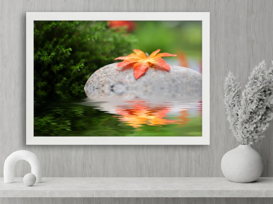 🍁 Картина «Осенний лист на камне у воды»