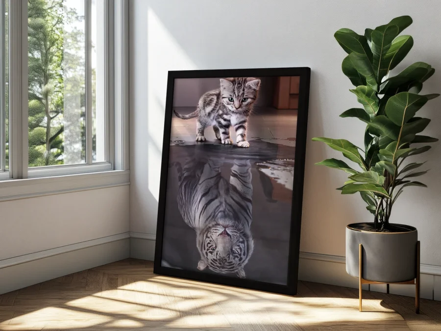 🐱 Котёнок с отражением тигра в раме