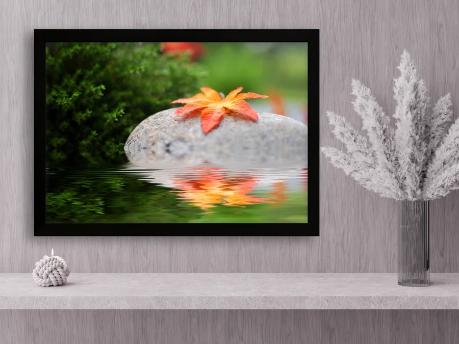 🍁 Картина «Осенний лист на камне у воды»