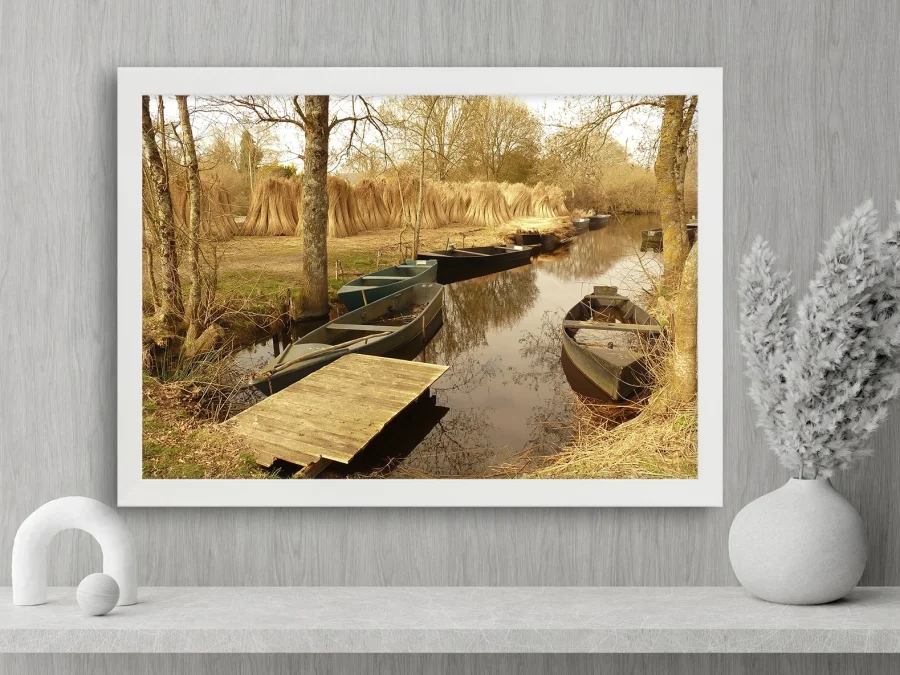 🚣 Картина «Тихая речка с лодками у берега»