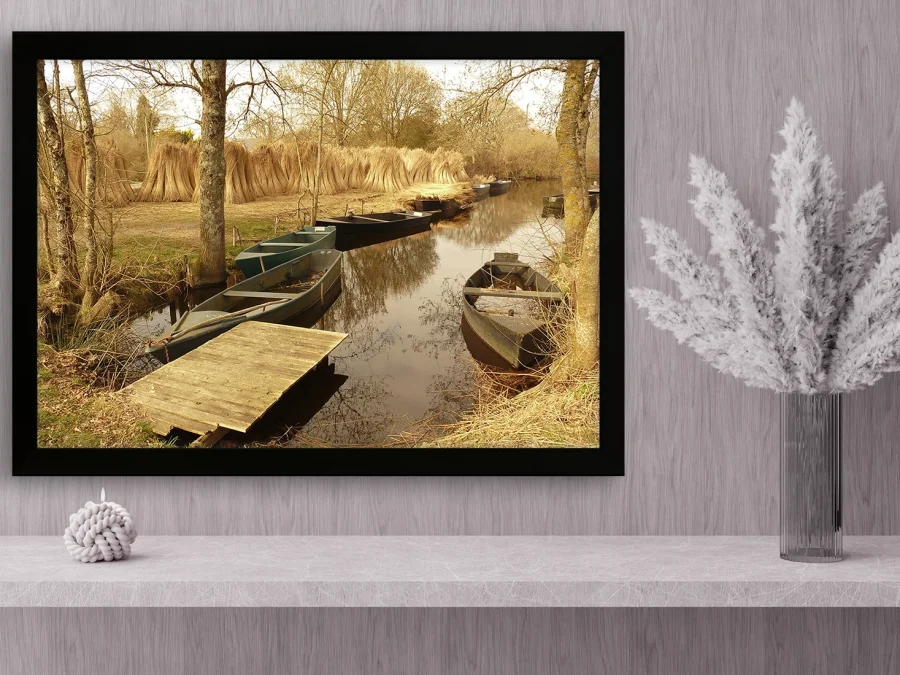 🚣 Картина «Тихая речка с лодками у берега»