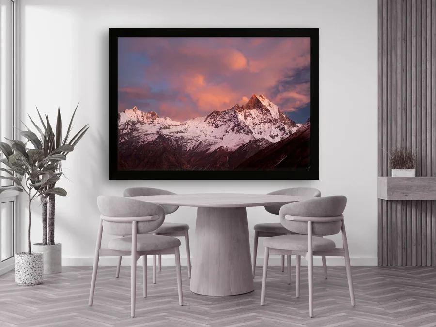 🏔️ Munți înzăpeziți la apus în ramă neagră