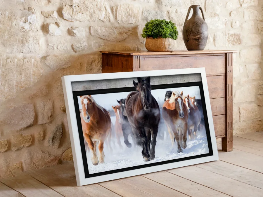 🐎 Cai în galop prin zăpadă în ramă