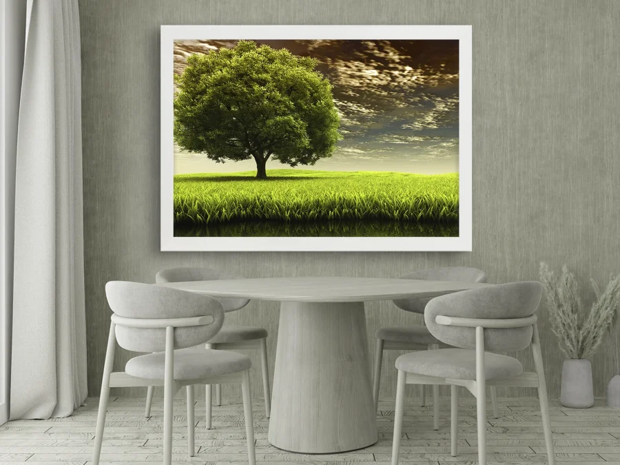 🌳 Одинокое дерево на зелёном поле в белой раме