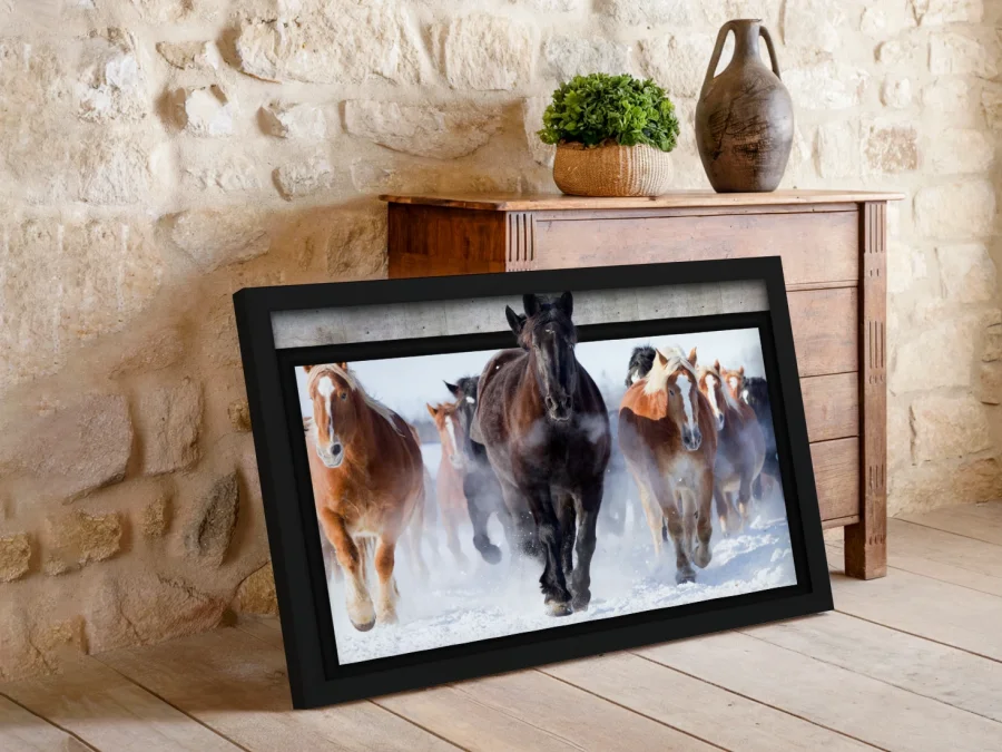 🐎 Cai în galop prin zăpadă în ramă