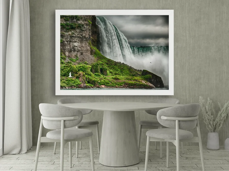 🌊 Cascadă puternică lângă stânci în ramă albă