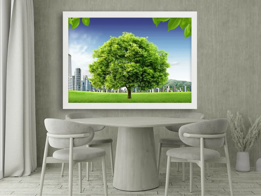 🌳 Зелёное дерево и город в белой раме