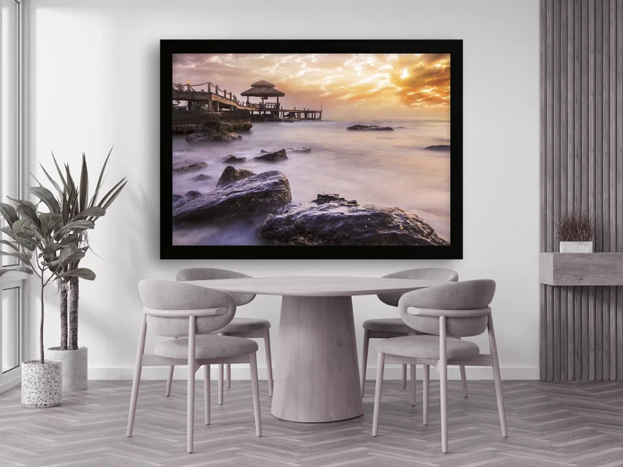 🌅 Ponton și stânci la apus pe mare în ramă neagră