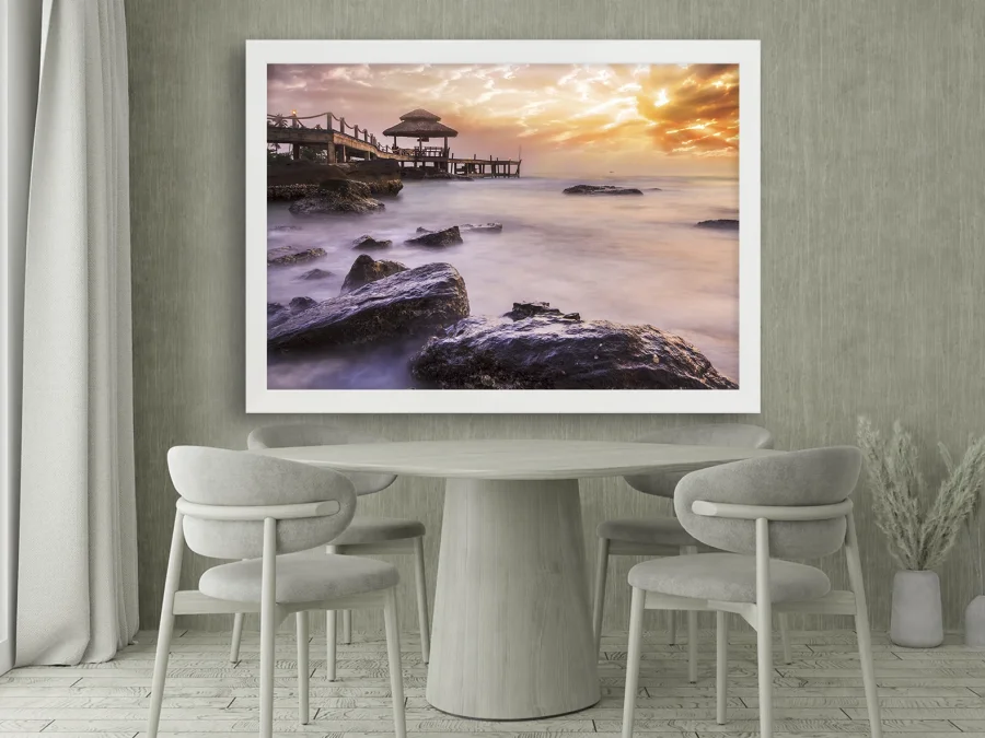 🌅 Ponton și stânci la apus pe mare în ramă neagră