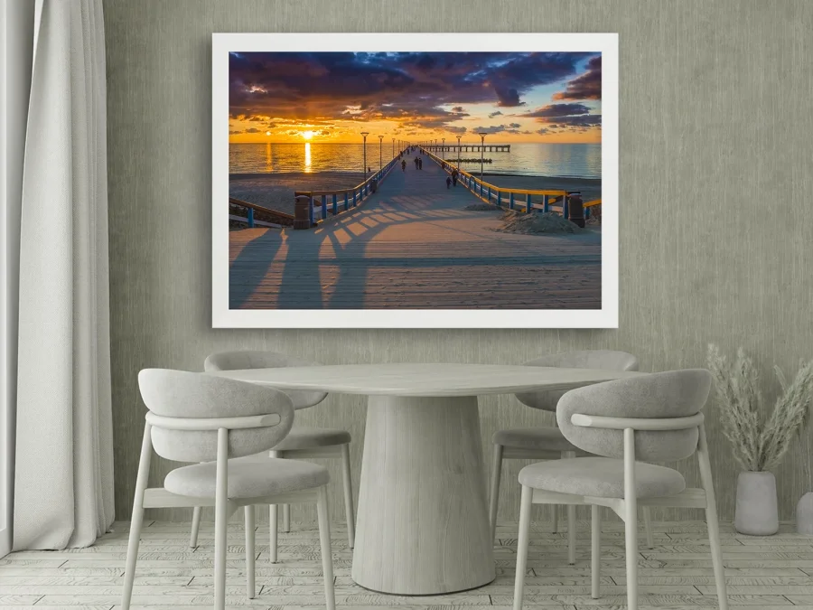 🌅 Ponton spre mare la apus cu reflexii în apă