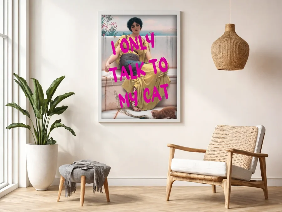 Tablou cu ramă fată cu pisică și text ONLY TALK TO MY CAT